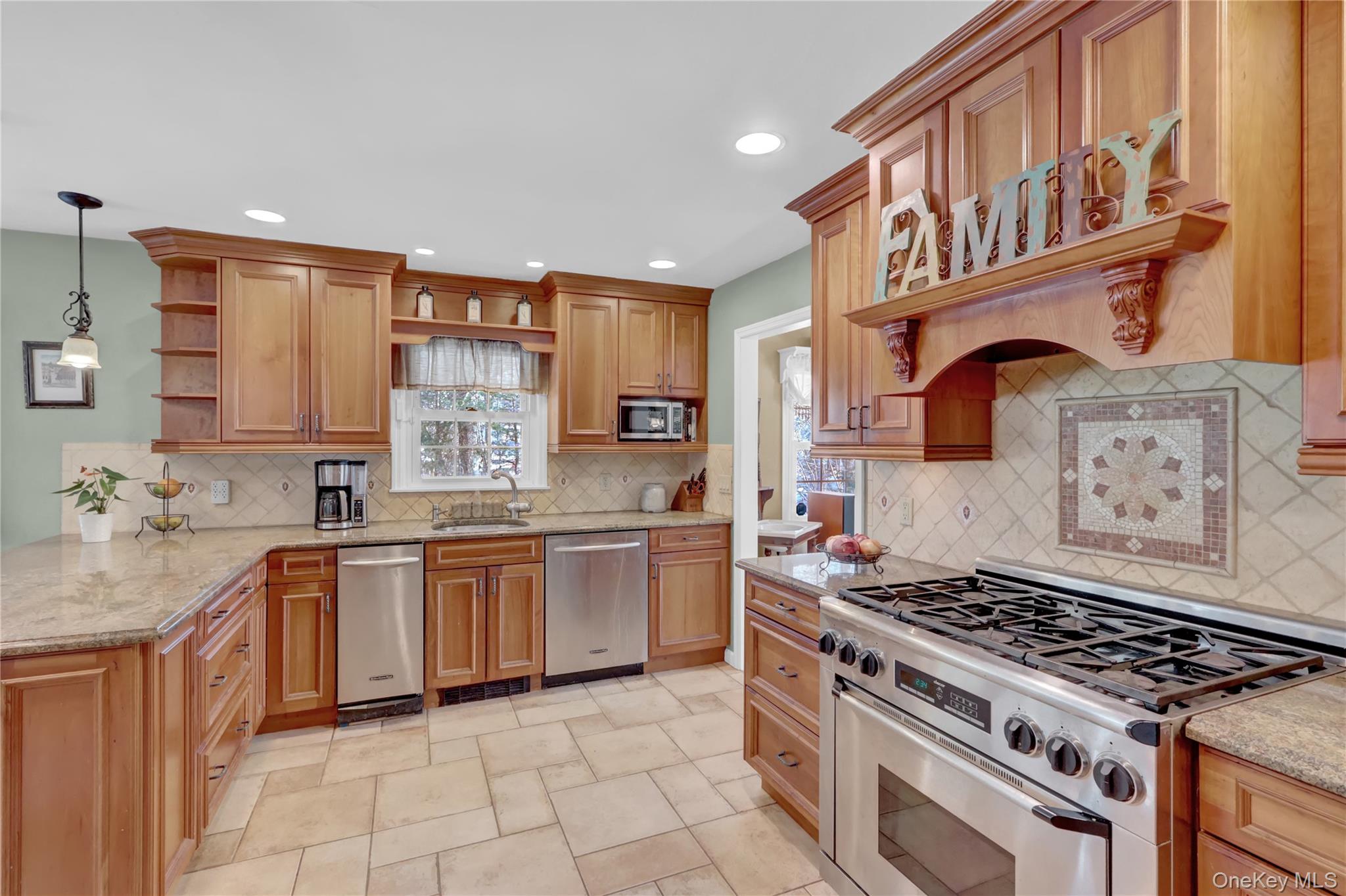 8 Noel Place, Smithtown, NY 11787