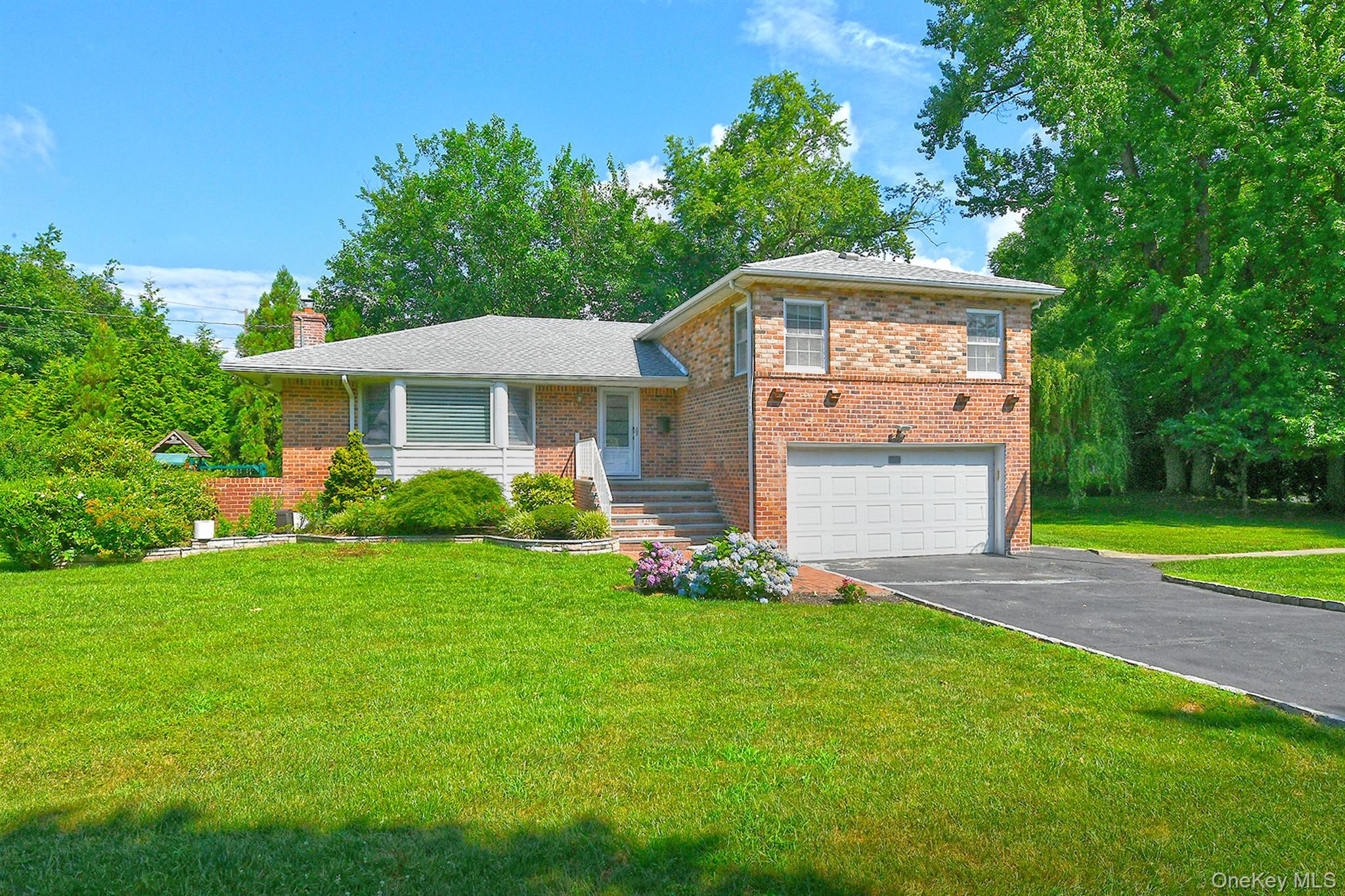 2 Cherrywood Lane, Port Washington, NY 11050