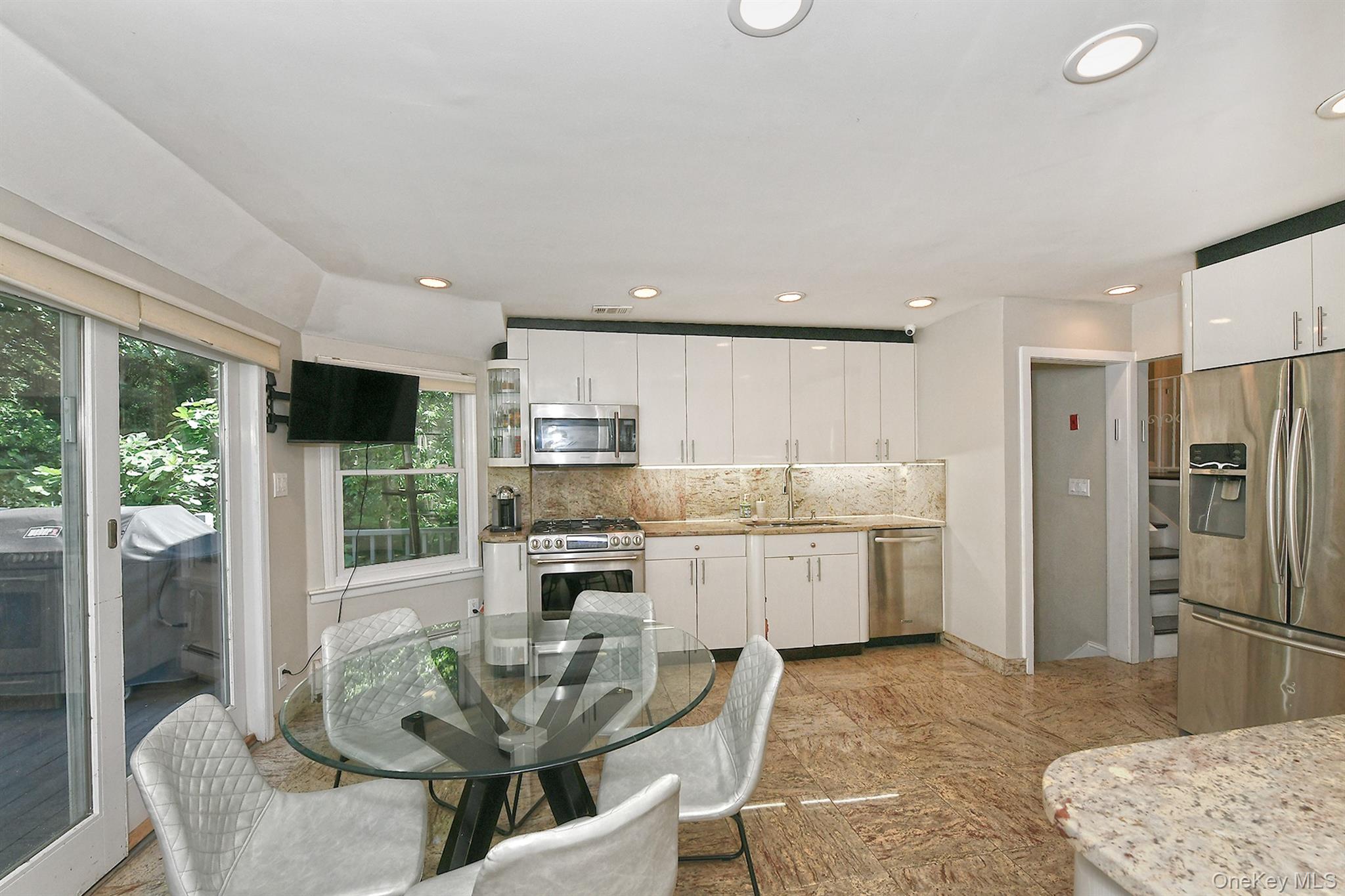 2 Cherrywood Lane, Port Washington, NY 11050