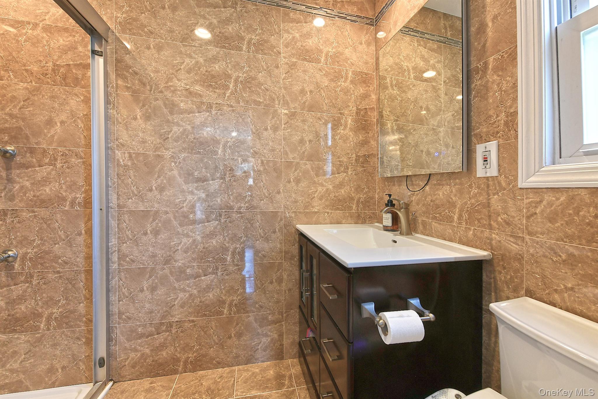 2 Cherrywood Lane, Port Washington, NY 11050