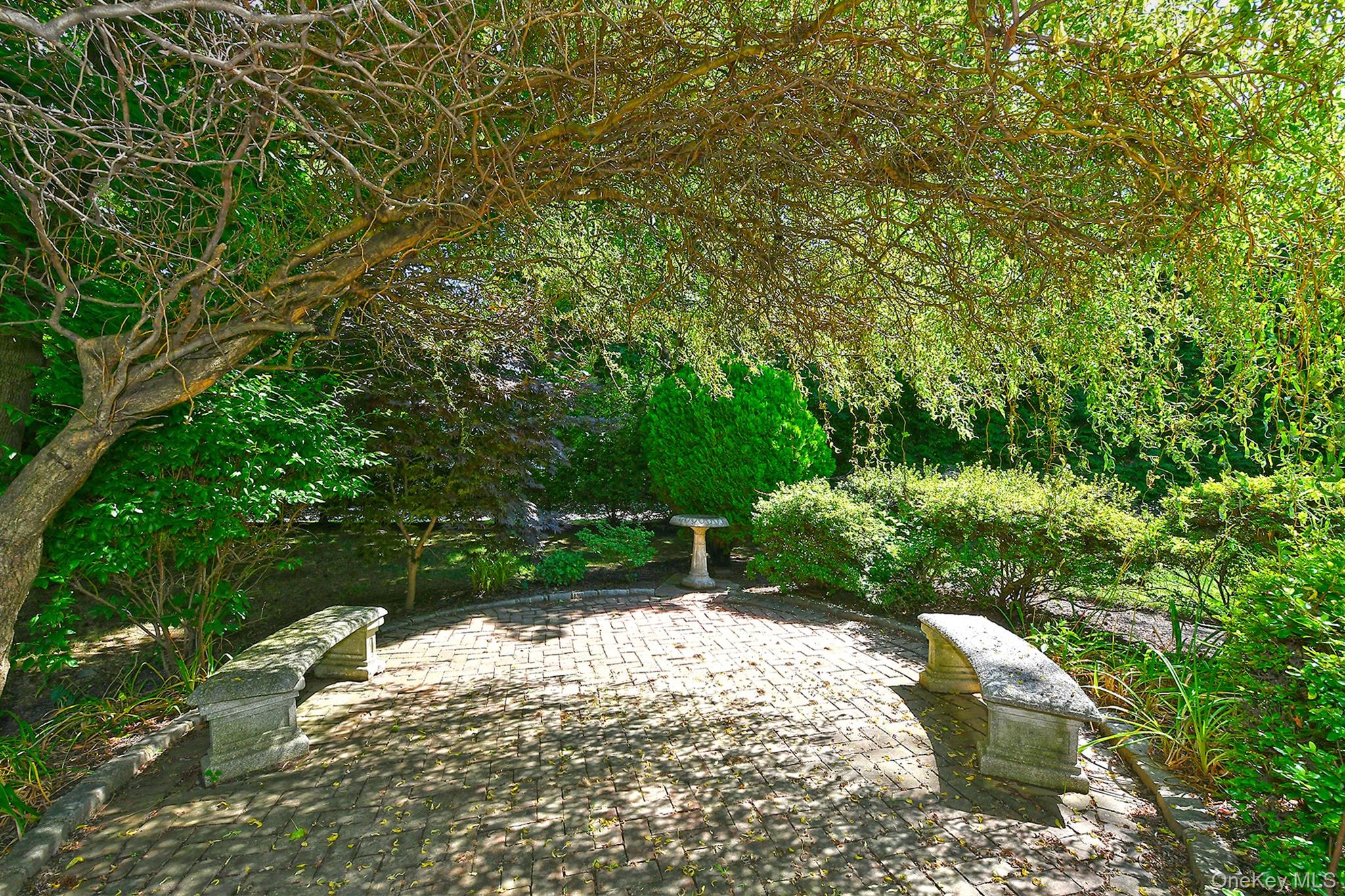 2 Cherrywood Lane, Port Washington, NY 11050