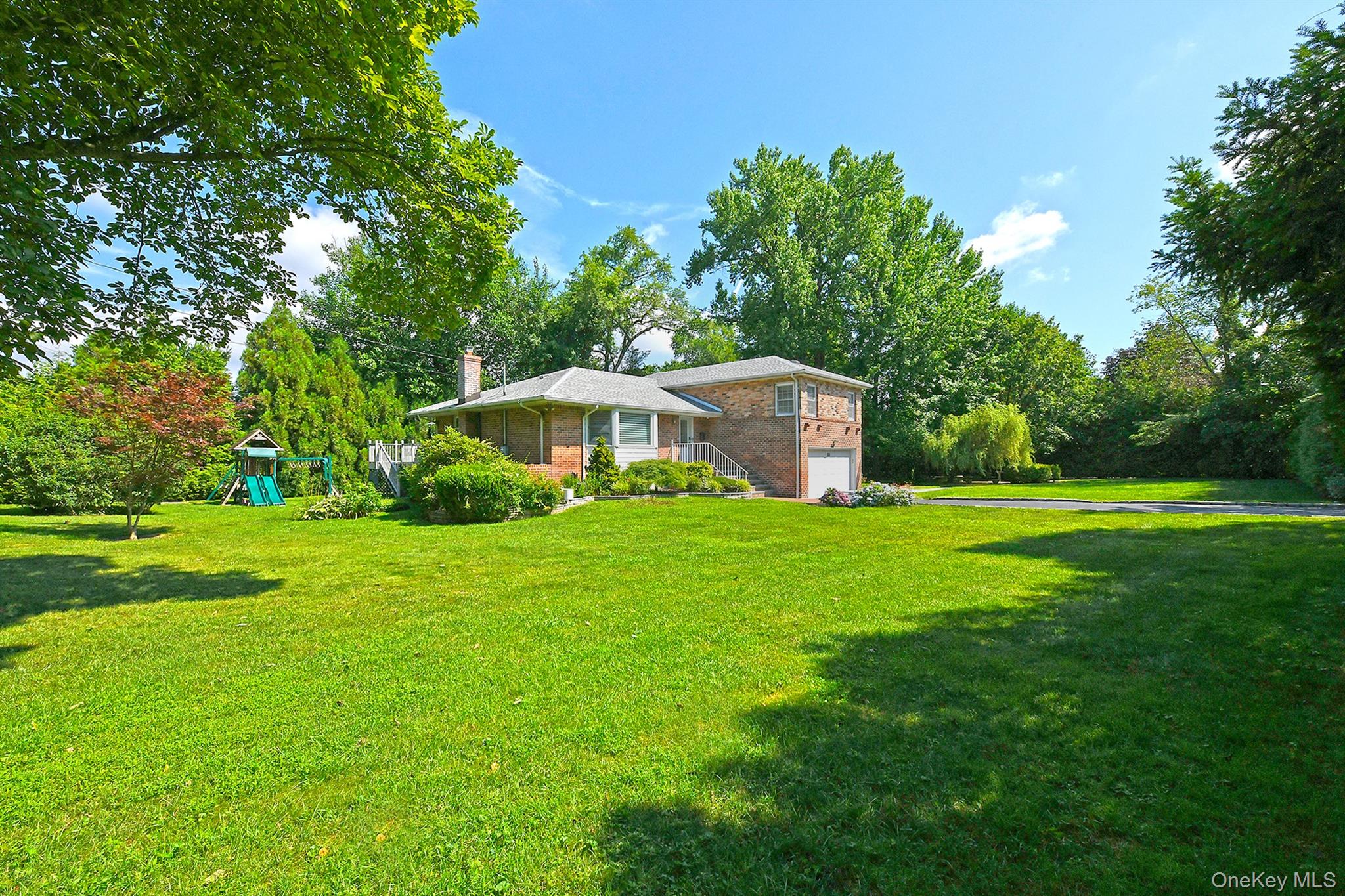 2 Cherrywood Lane, Port Washington, NY 11050