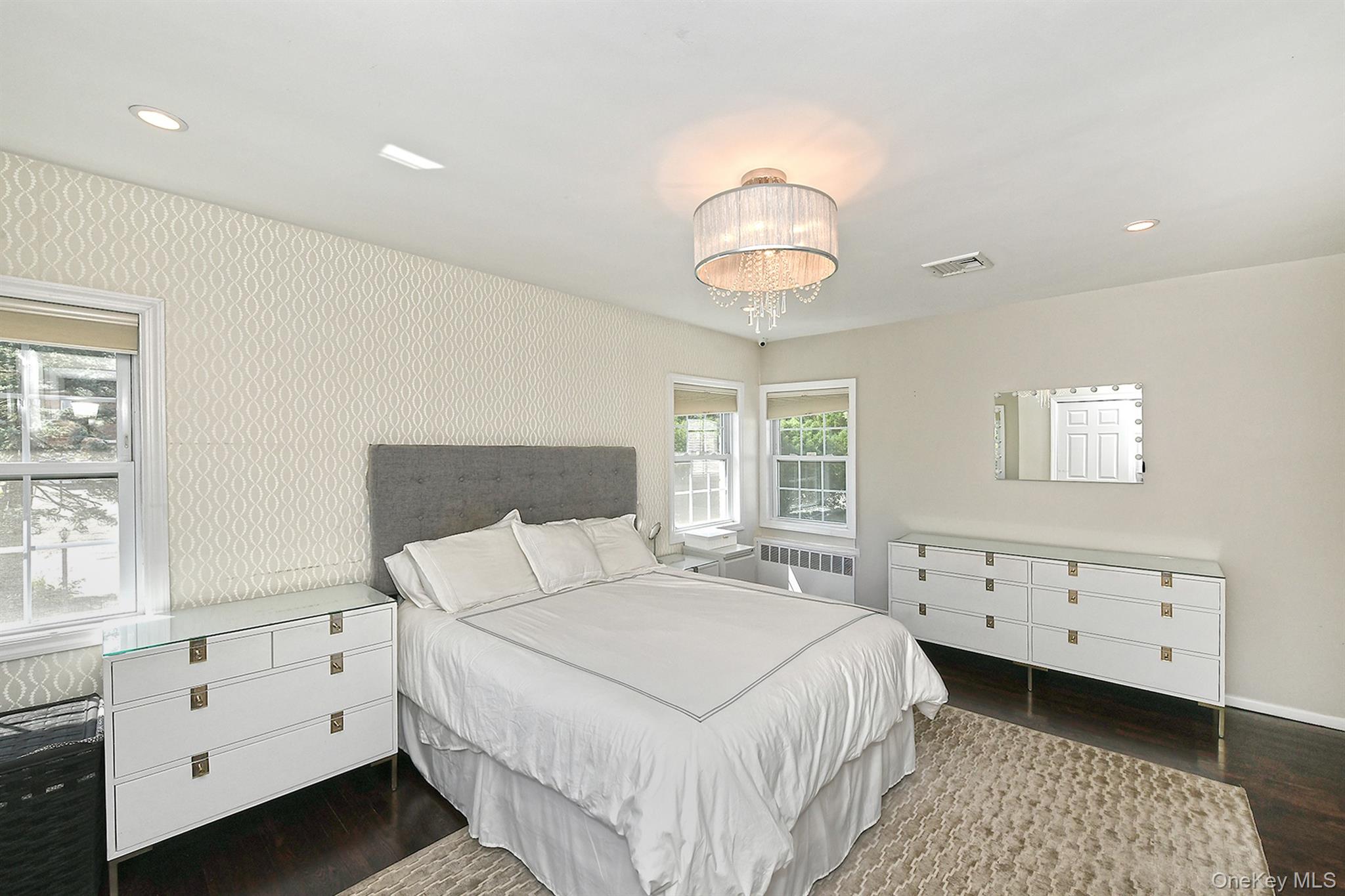 2 Cherrywood Lane, Port Washington, NY 11050