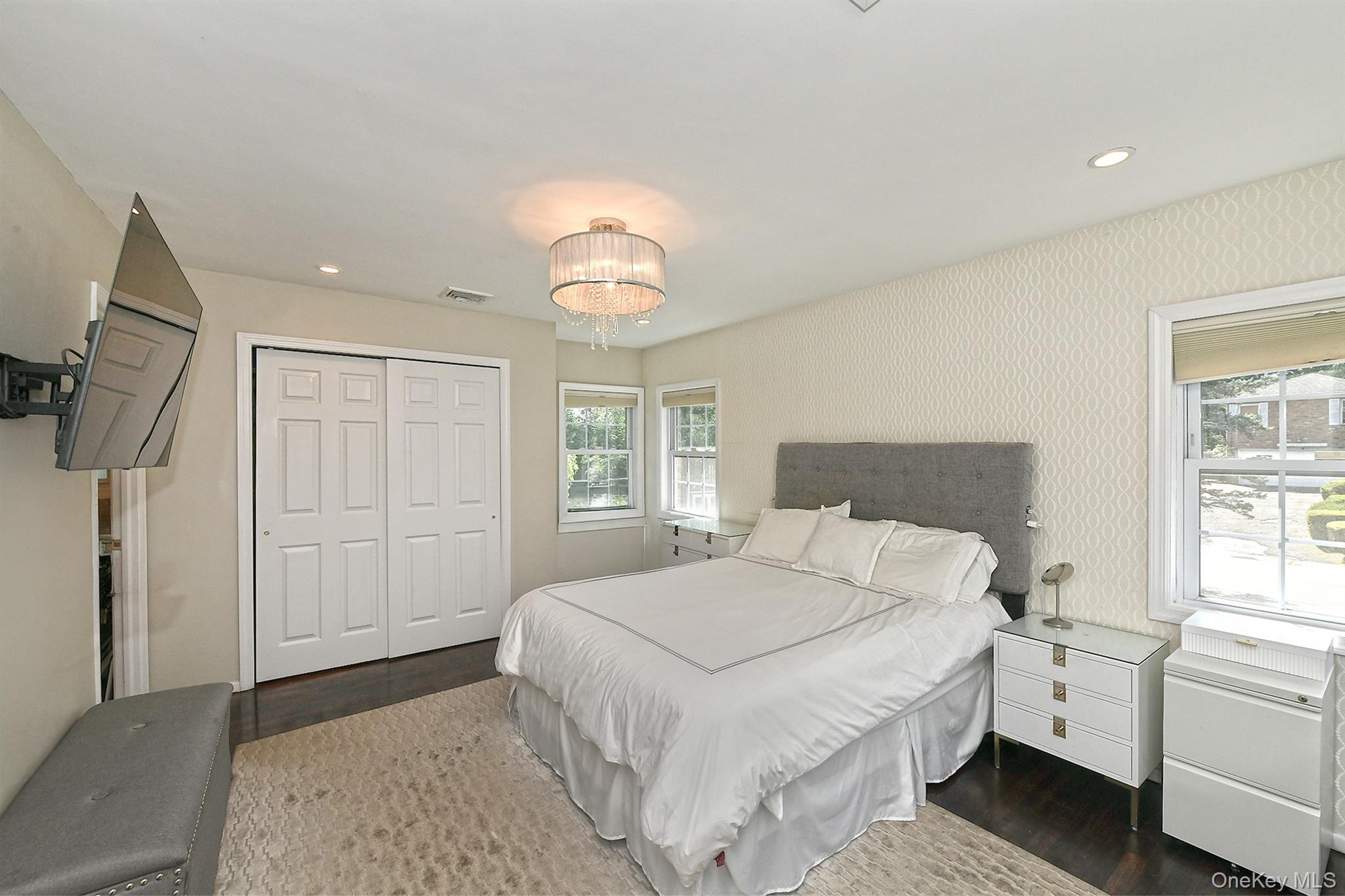 2 Cherrywood Lane, Port Washington, NY 11050