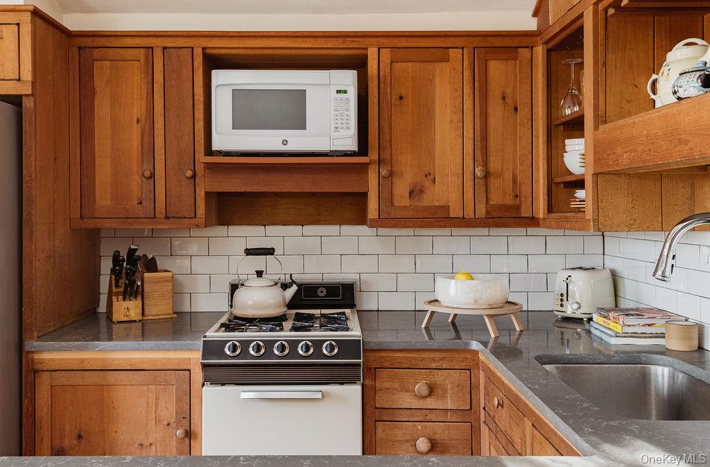 1738 County Route 10, Ancram, NY 12502