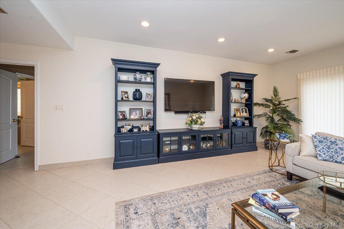 113 Windwatch Drive, Hauppauge, NY 11788