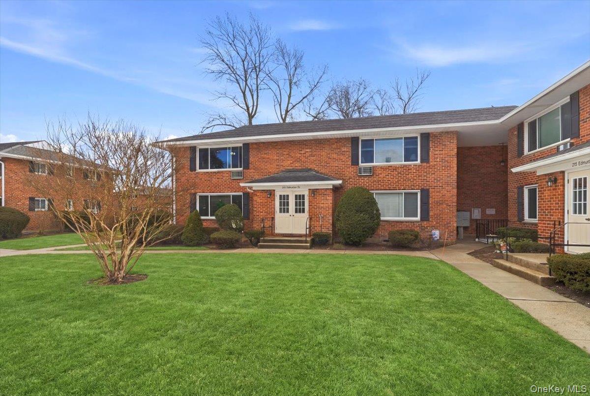 205 Edmunton Drive # h18, North Babylon, NY 11703