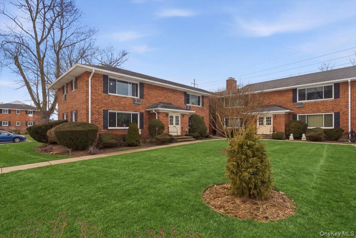 205 Edmunton Drive # h18, North Babylon, NY 11703