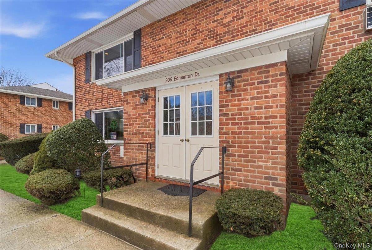 205 Edmunton Drive # h18, North Babylon, NY 11703
