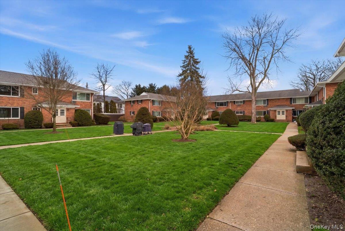 205 Edmunton Drive # h18, North Babylon, NY 11703