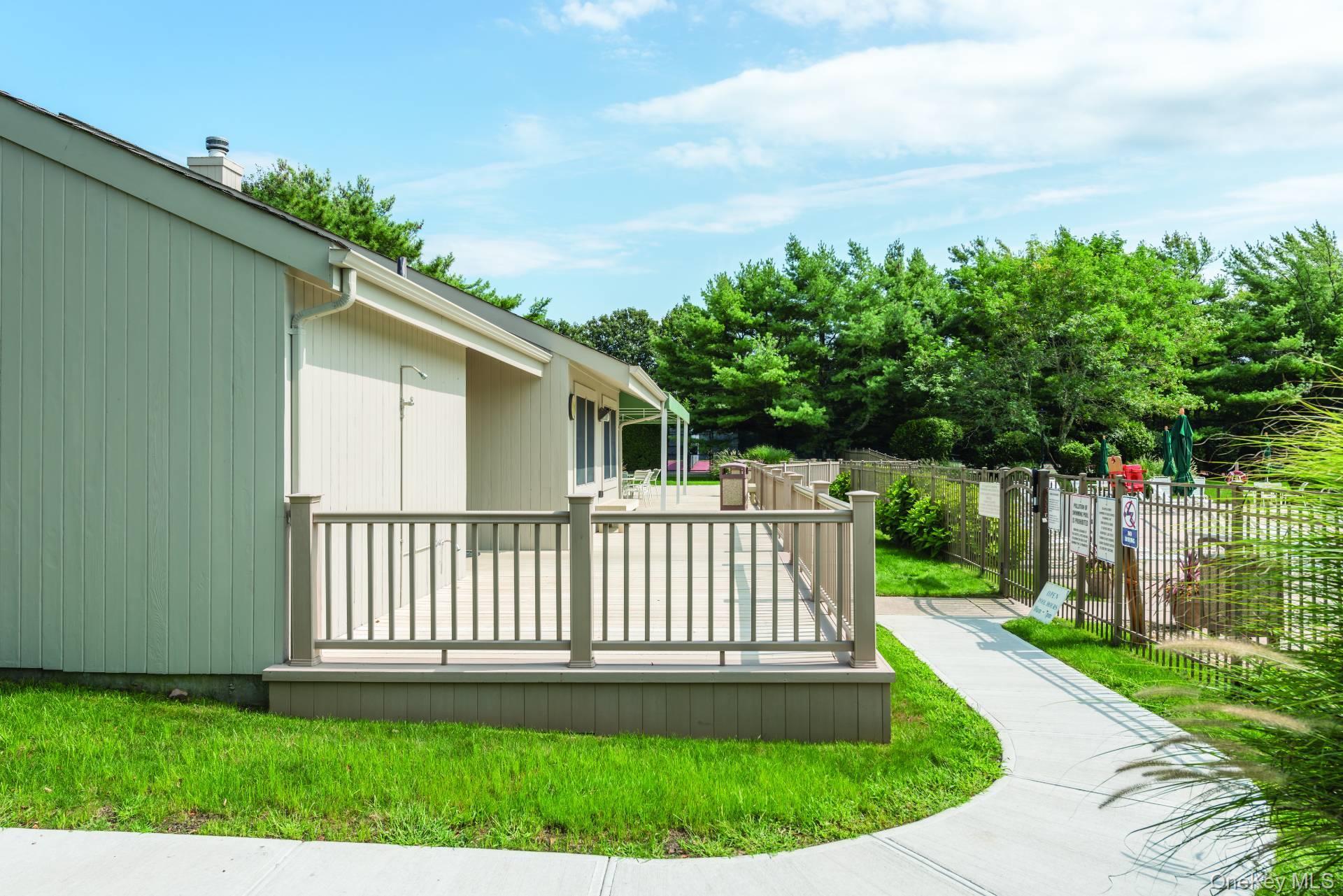 50 Hubbard Lane # 122, Southampton, NY 11968