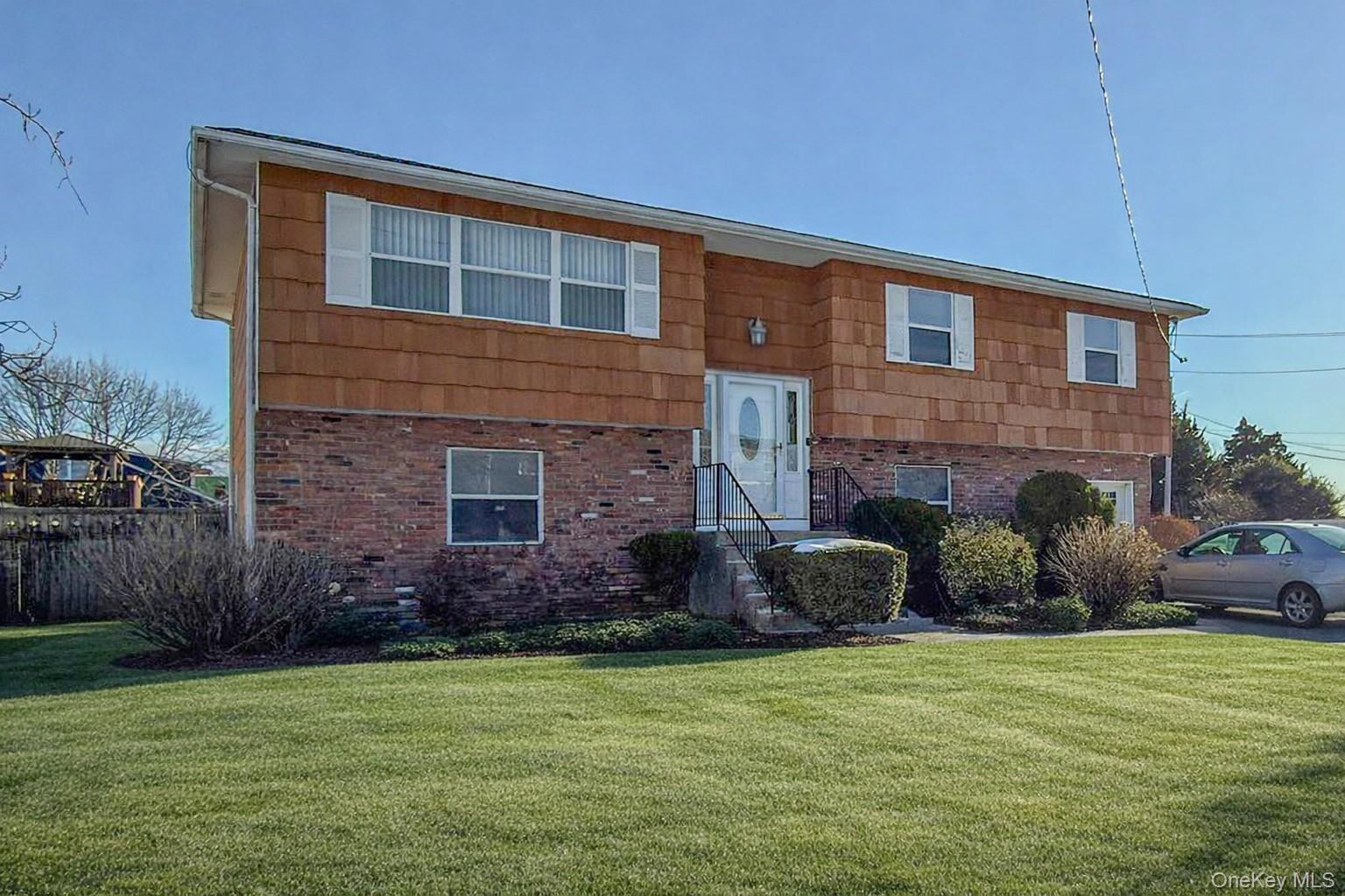 40 E Lincoln Avenue, Massapequa, NY 11758