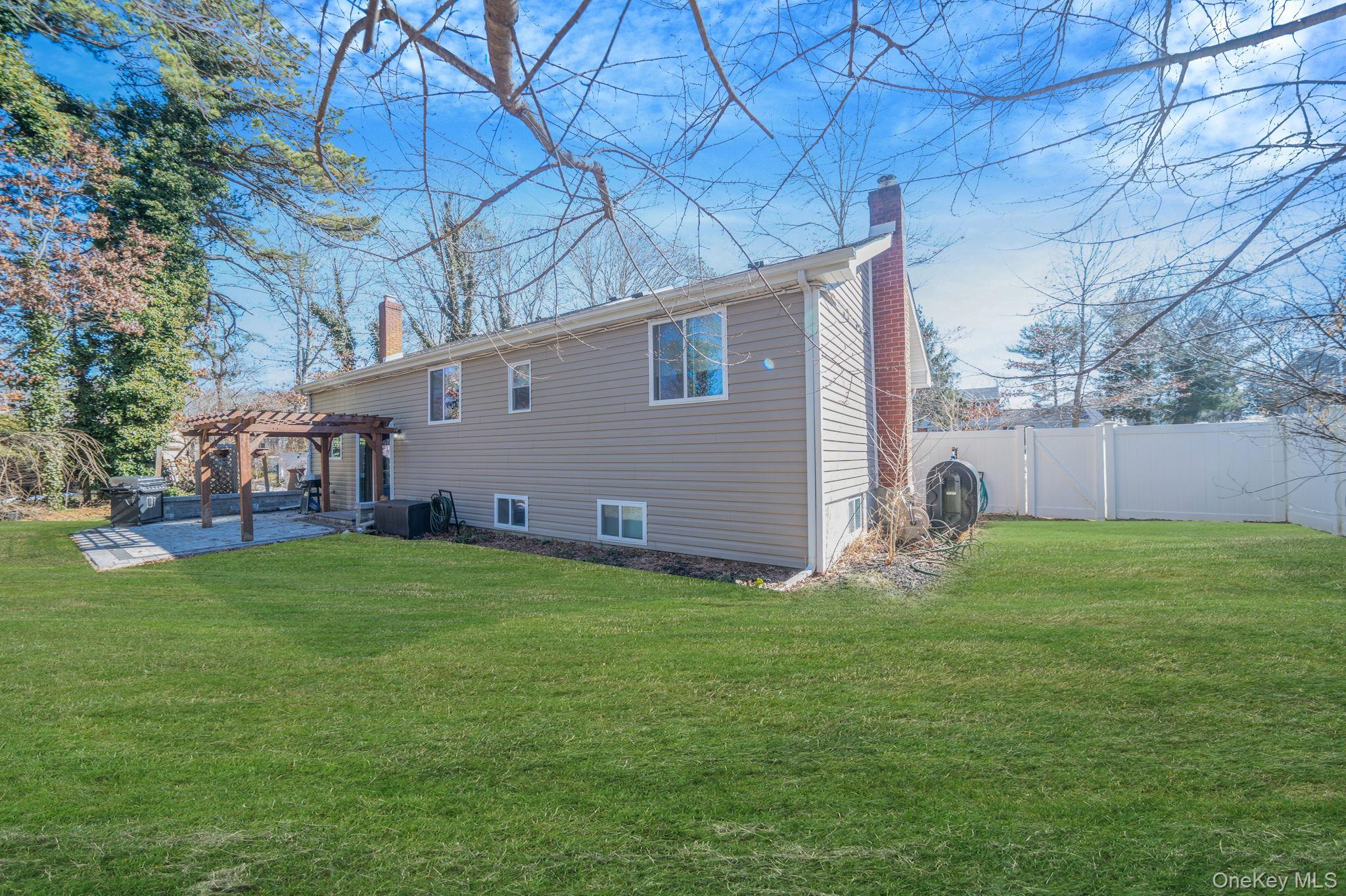 17 Rolling Hills Drive, Ridge, NY 11961