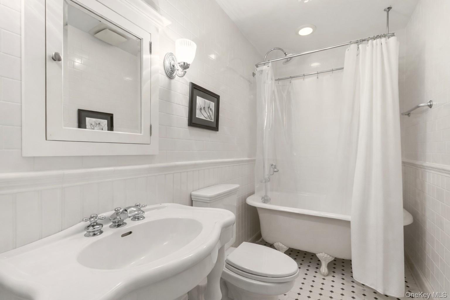 1017 Friendly Road, Upper Brookville, NY 11771