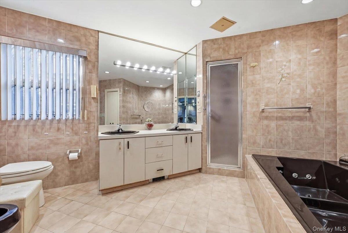 85 Hickory Drive, East Hills, NY 11576