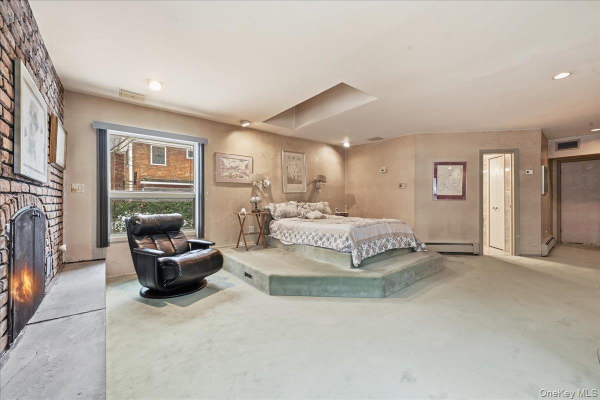 85 Hickory Drive, East Hills, NY 11576