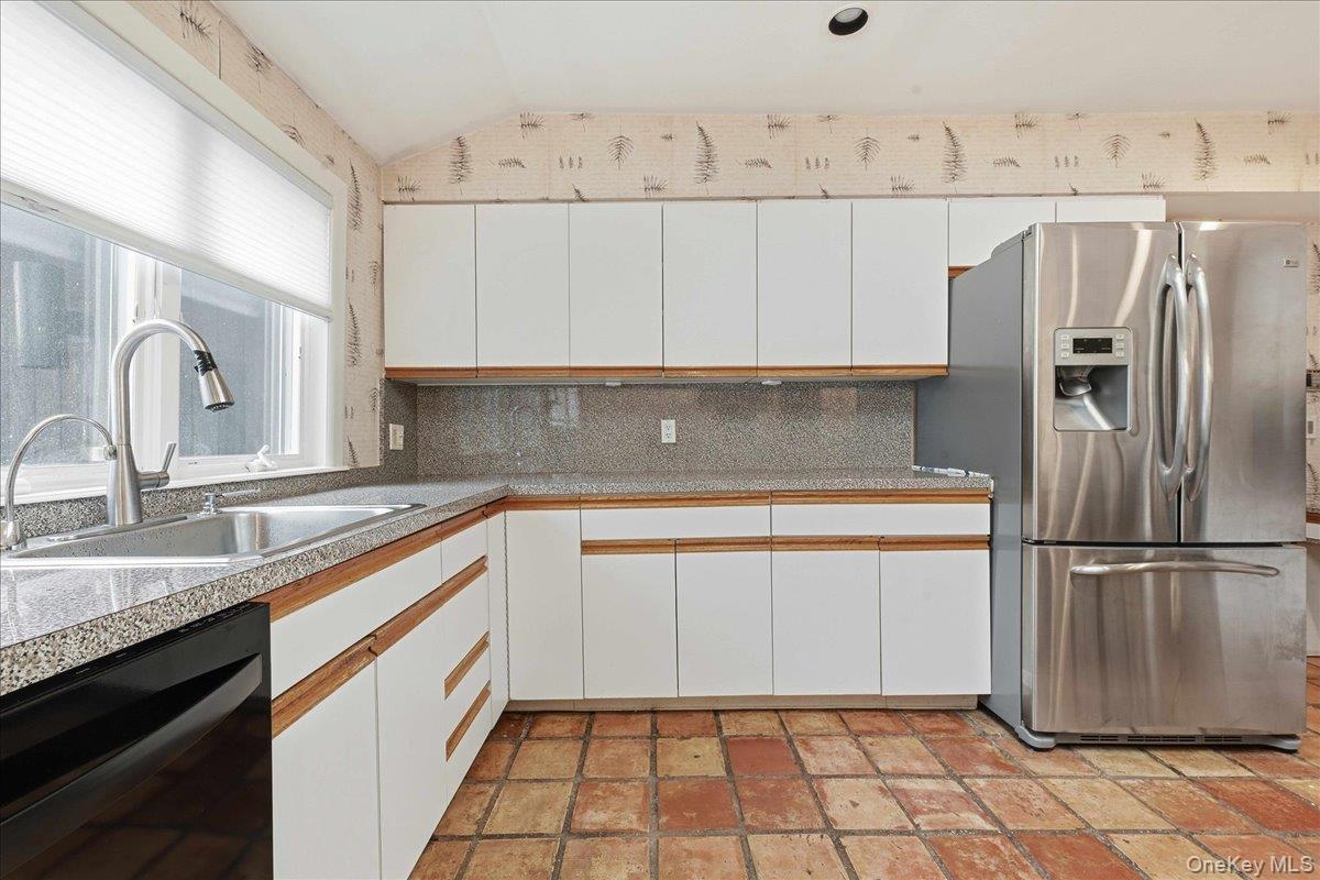 85 Hickory Drive, East Hills, NY 11576