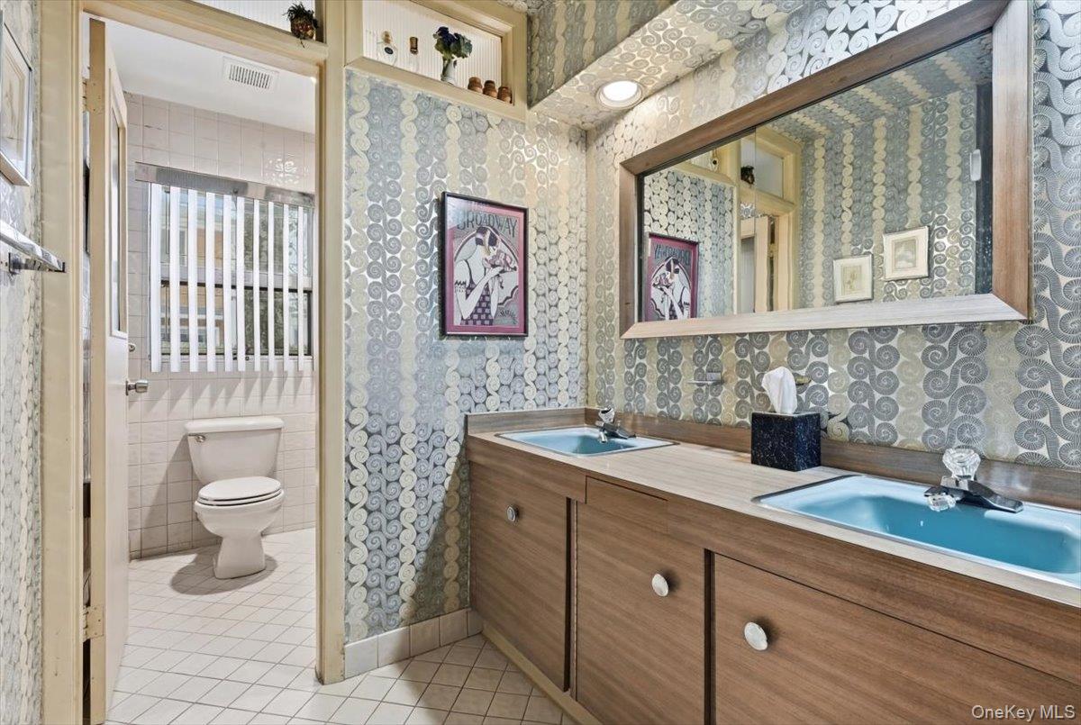 85 Hickory Drive, East Hills, NY 11576