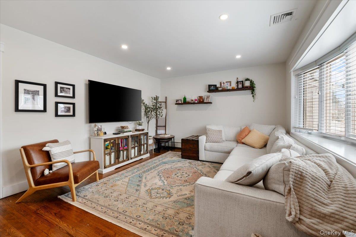 152 Manor Street, Plainview, NY 11803