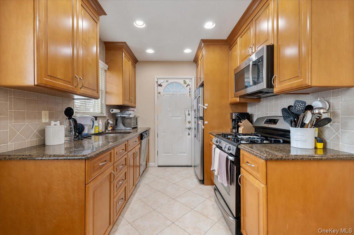 152 Manor Street, Plainview, NY 11803