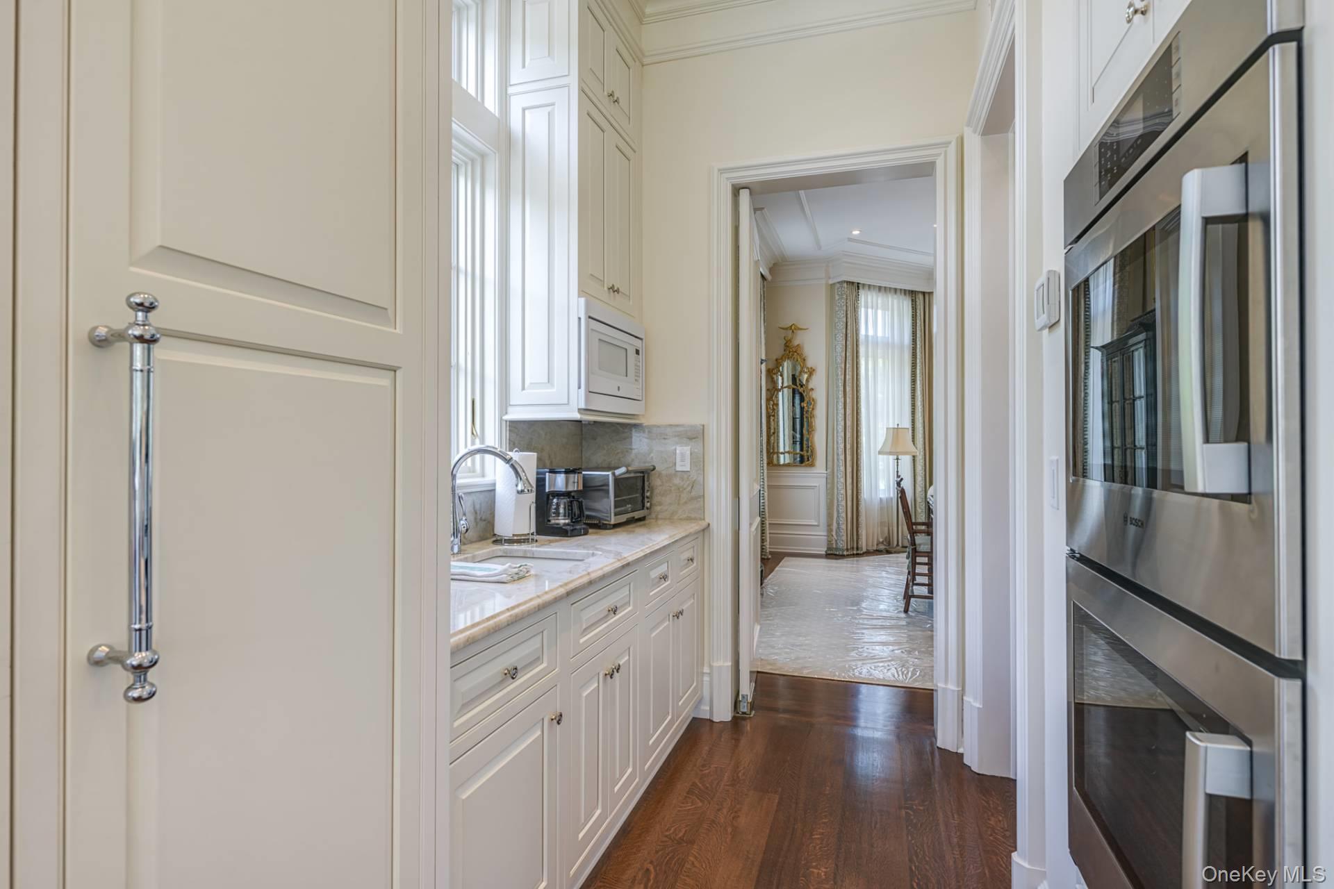 81 Meadowmere Place, Southampton, NY 11968