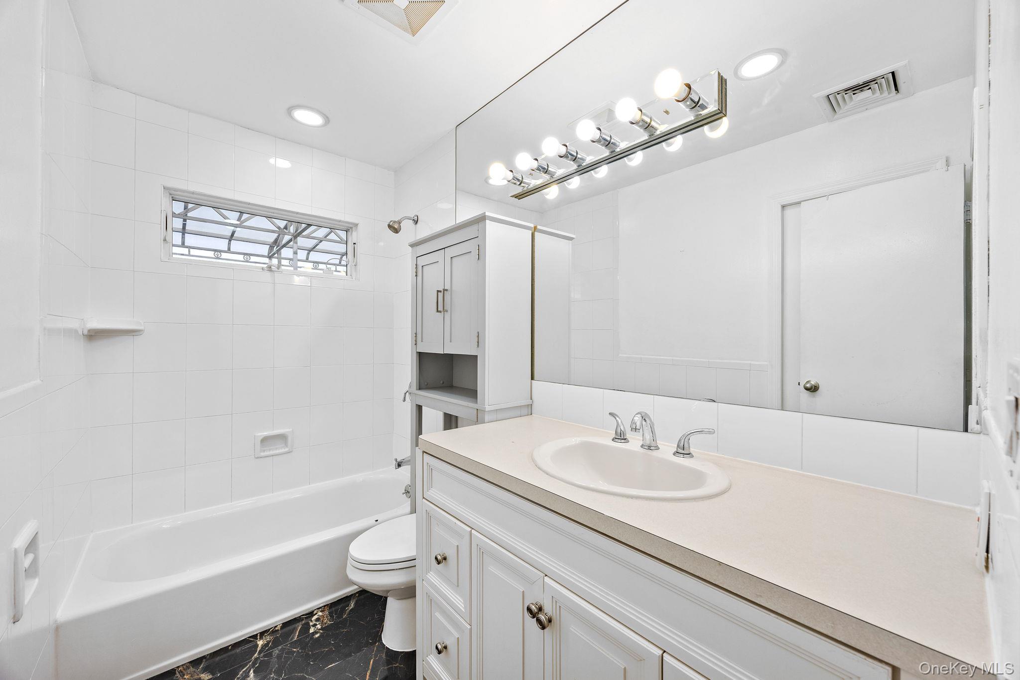 14 Hilton Court, Hicksville, NY 11801