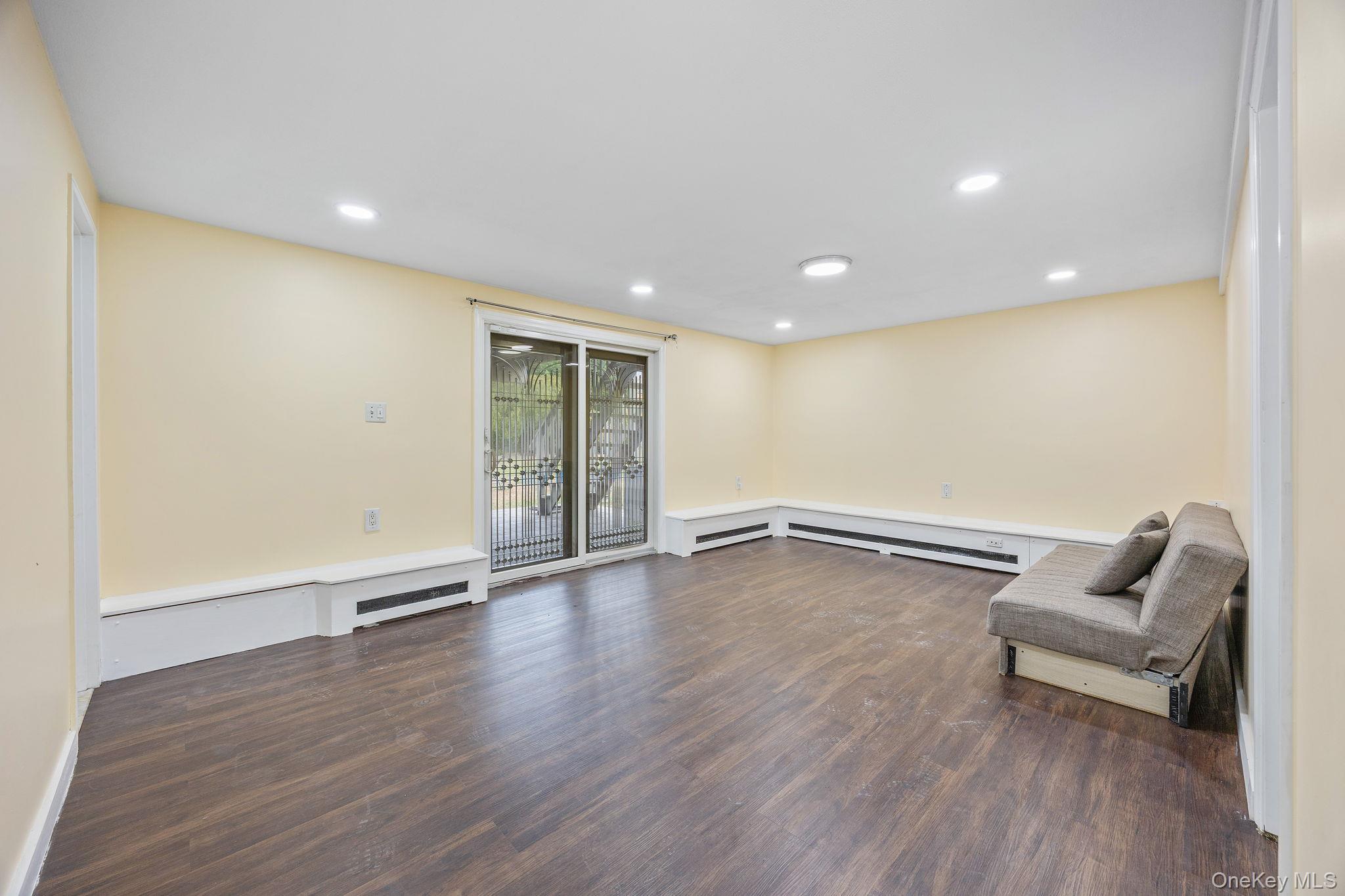 14 Hilton Court, Hicksville, NY 11801