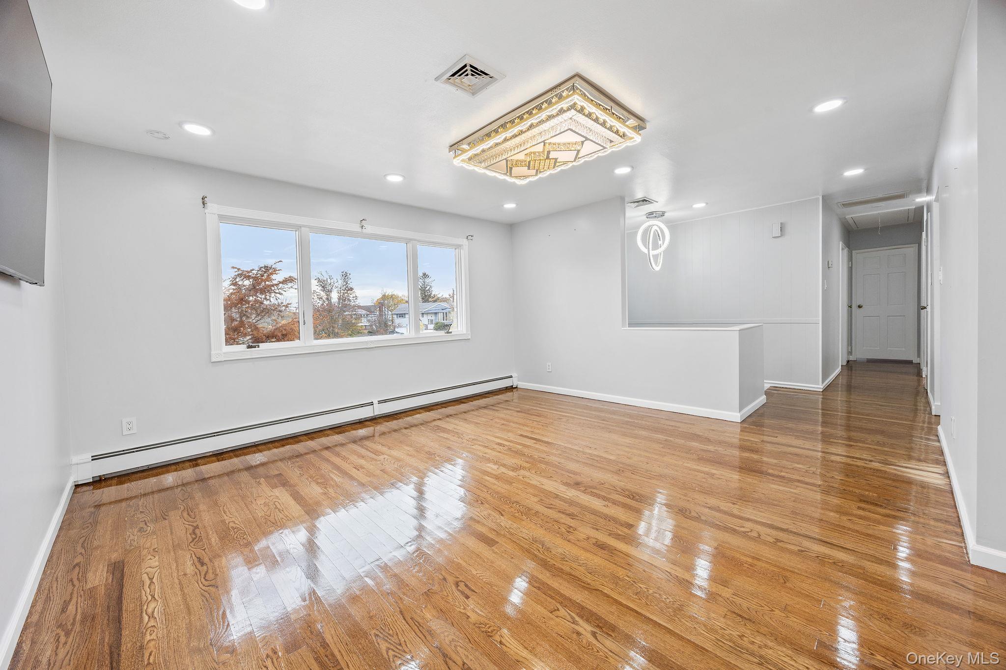 14 Hilton Court, Hicksville, NY 11801