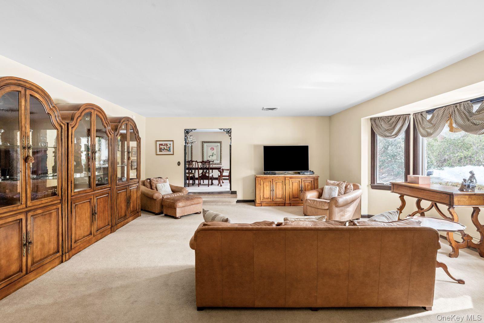 10 Dorchester Drive, Muttontown, NY 11545