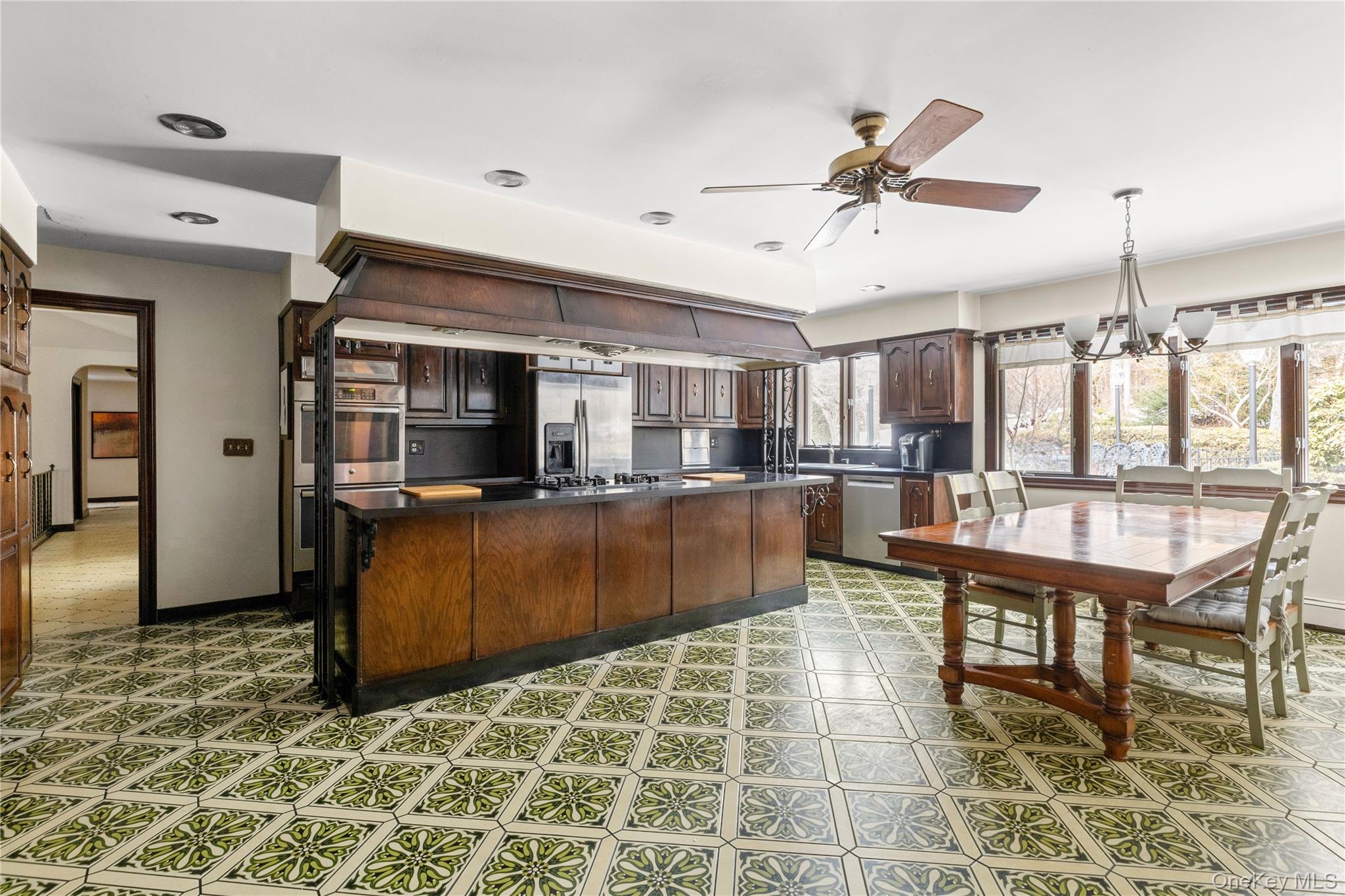 10 Dorchester Drive, Muttontown, NY 11545