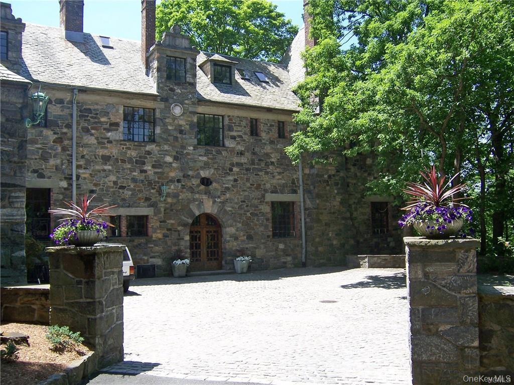 8 Justine Court, Briarcliff Manor, NY 10510