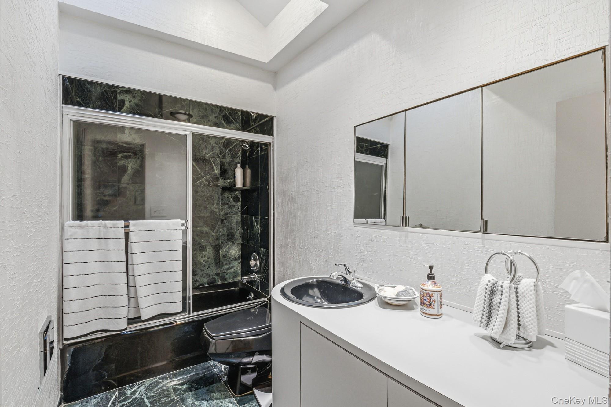 123 Robby Lane, Manhasset Hills, NY 11040