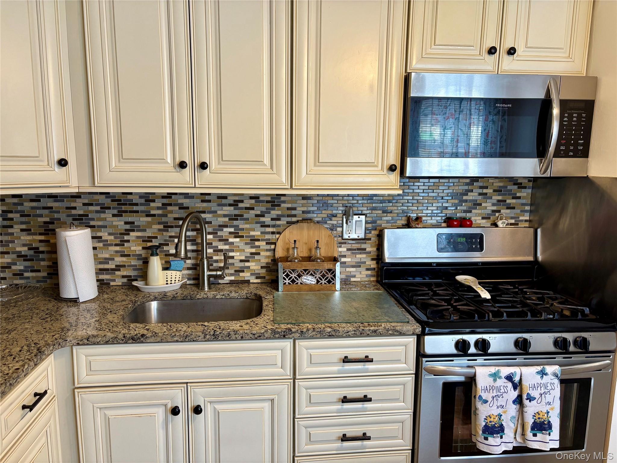 9 Willow Ct # 9, Selden, NY 11784