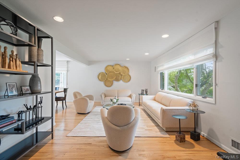 4 Newport Drive, Plainview, NY 11803