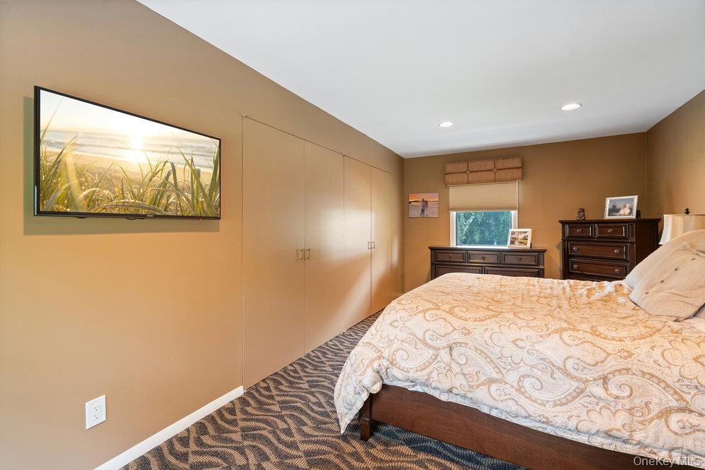 4 Newport Drive, Plainview, NY 11803