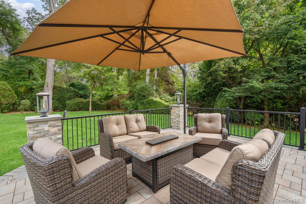 4 Newport Drive, Plainview, NY 11803