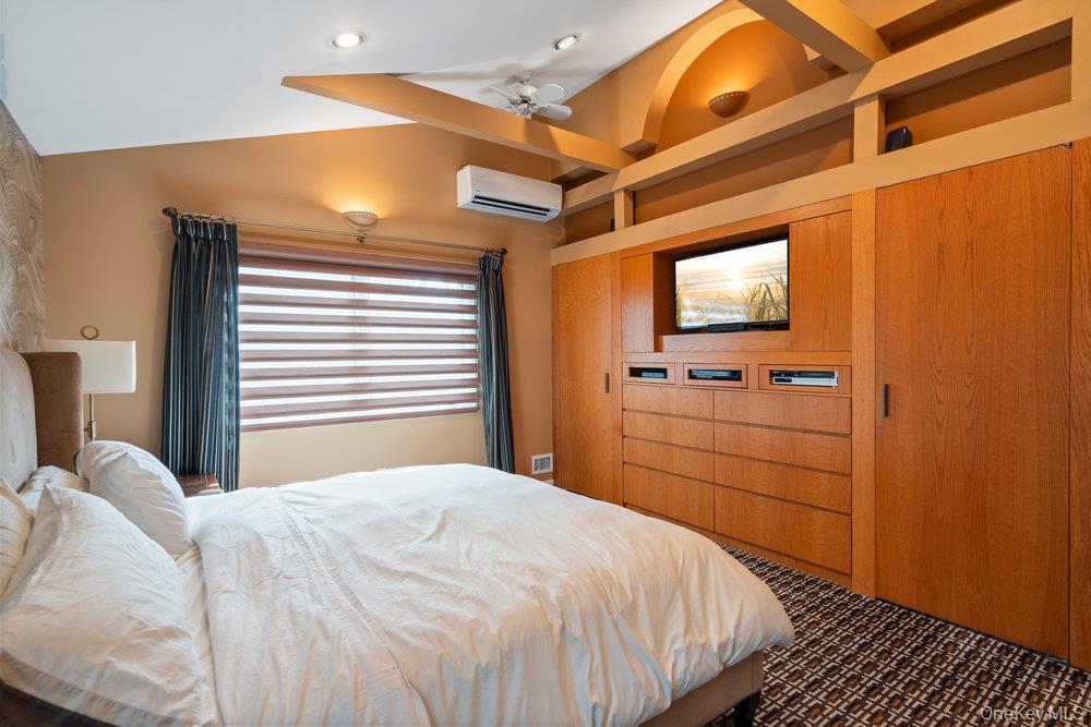 4 Newport Drive, Plainview, NY 11803