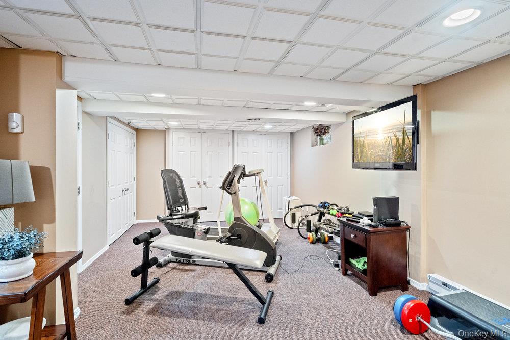 4 Newport Drive, Plainview, NY 11803