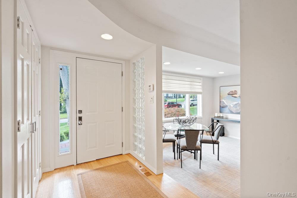 4 Newport Drive, Plainview, NY 11803