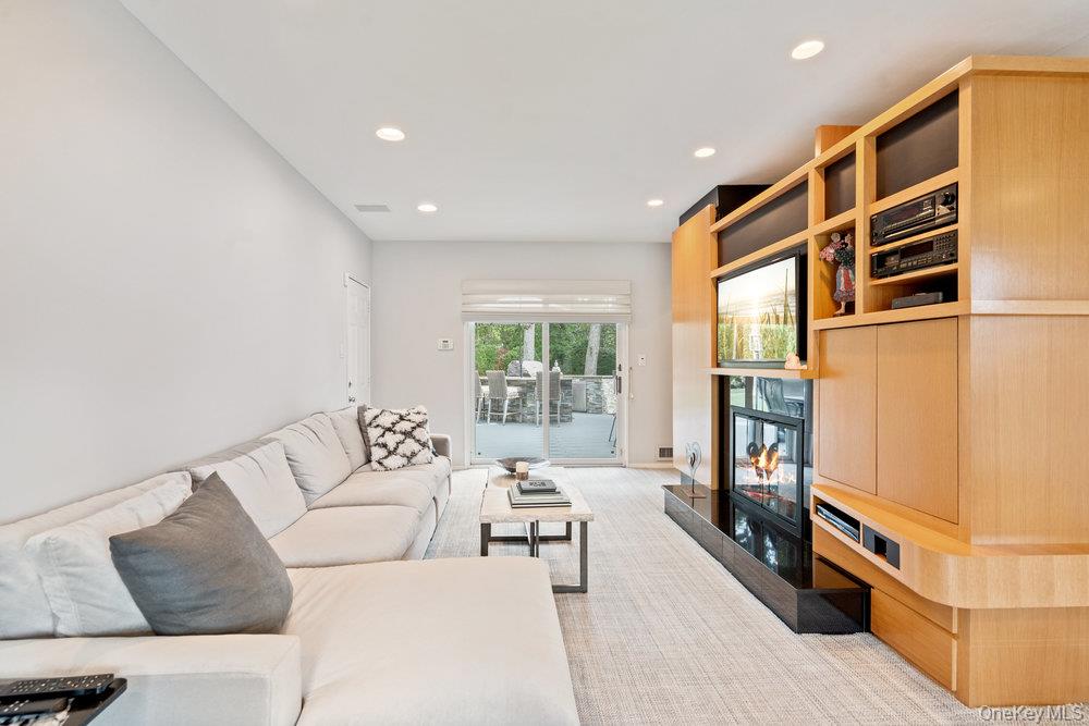 4 Newport Drive, Plainview, NY 11803