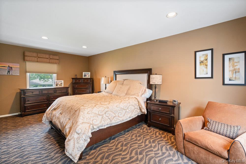 4 Newport Drive, Plainview, NY 11803