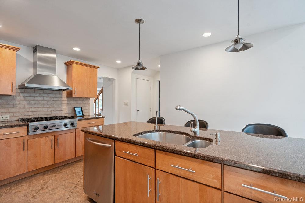 4 Newport Drive, Plainview, NY 11803