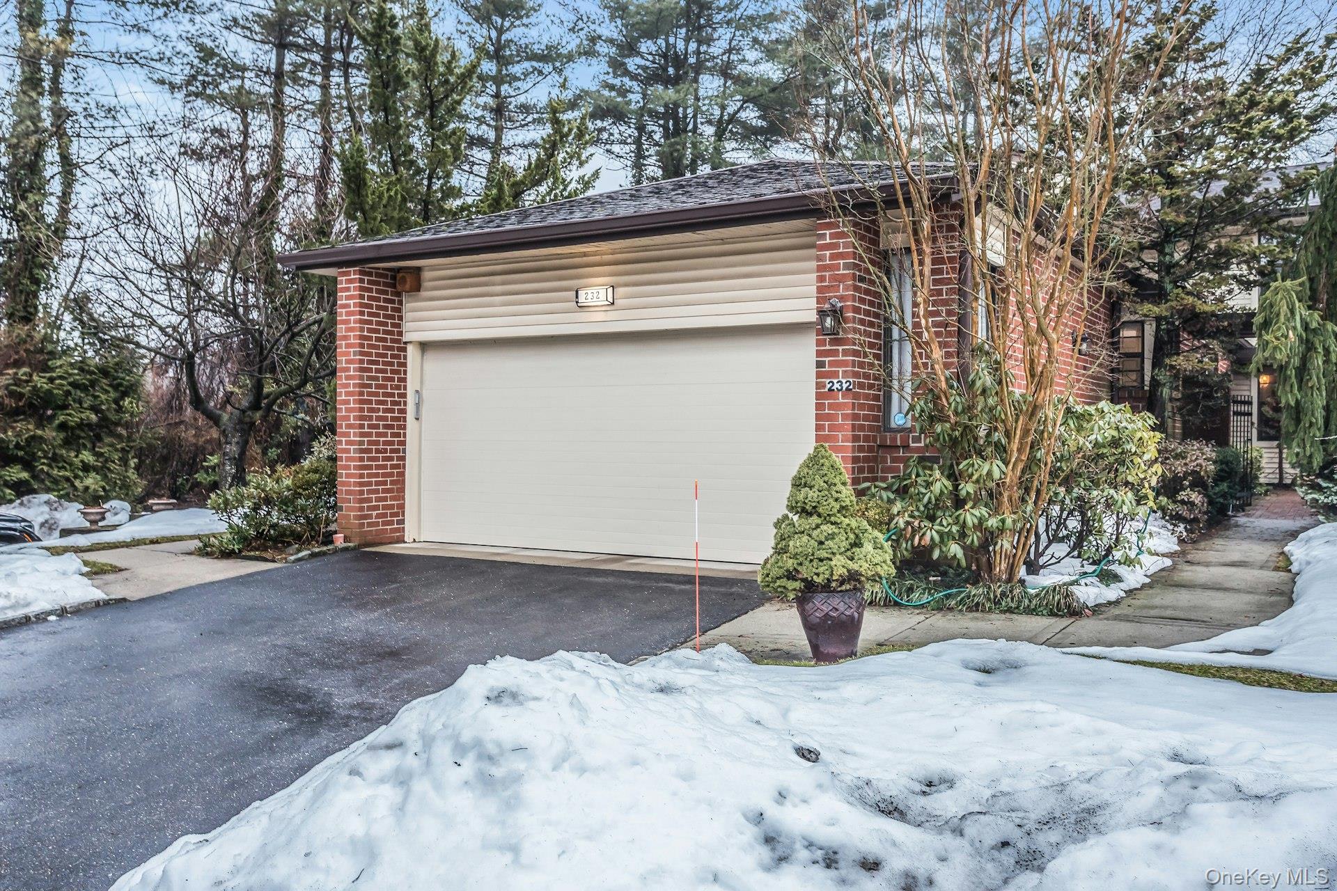 232 Linnet Court, Manhasset, NY 11030