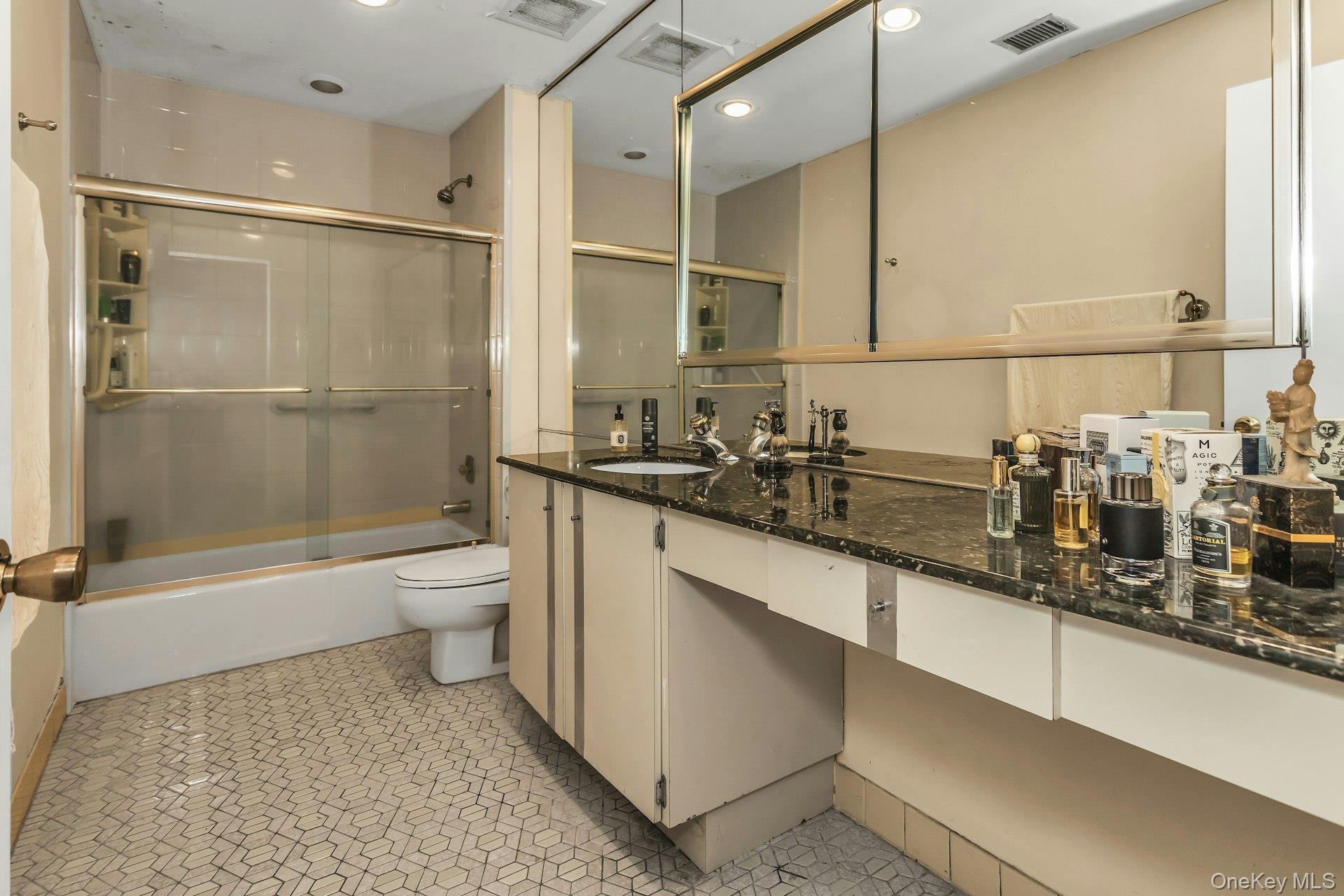 232 Linnet Court, Manhasset, NY 11030