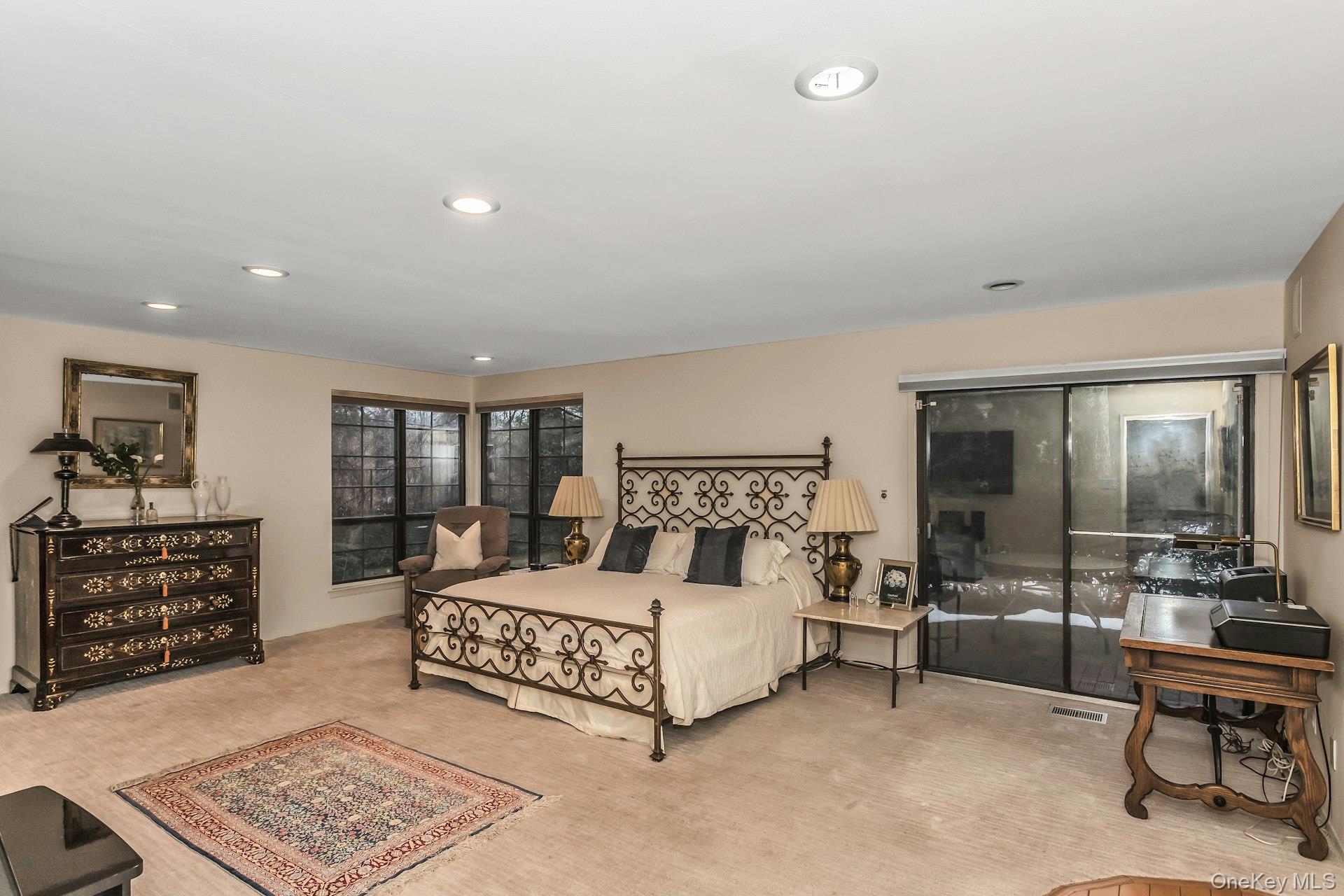 232 Linnet Court, Manhasset, NY 11030