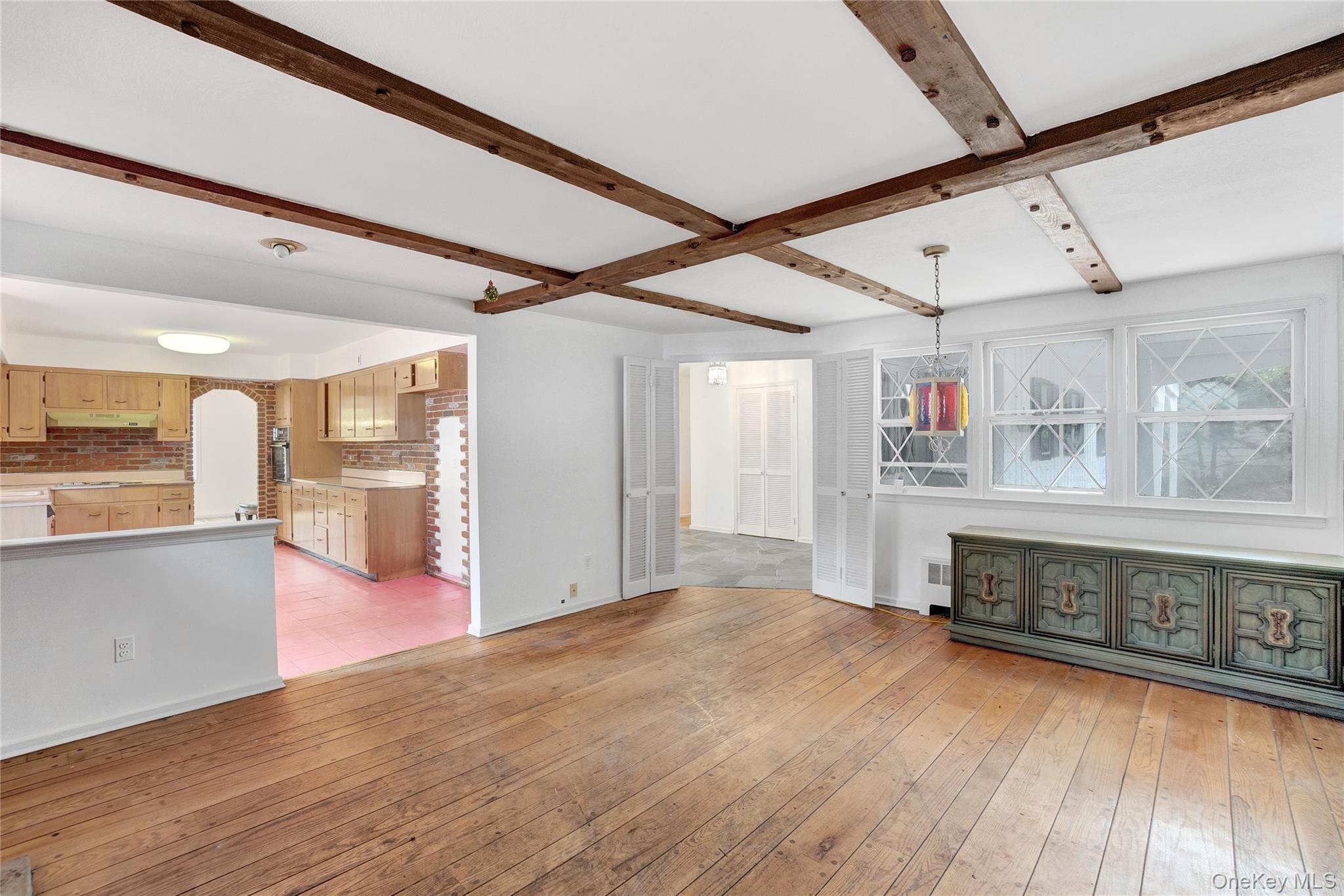 5 Chatham Place, Dix Hills, NY 11746