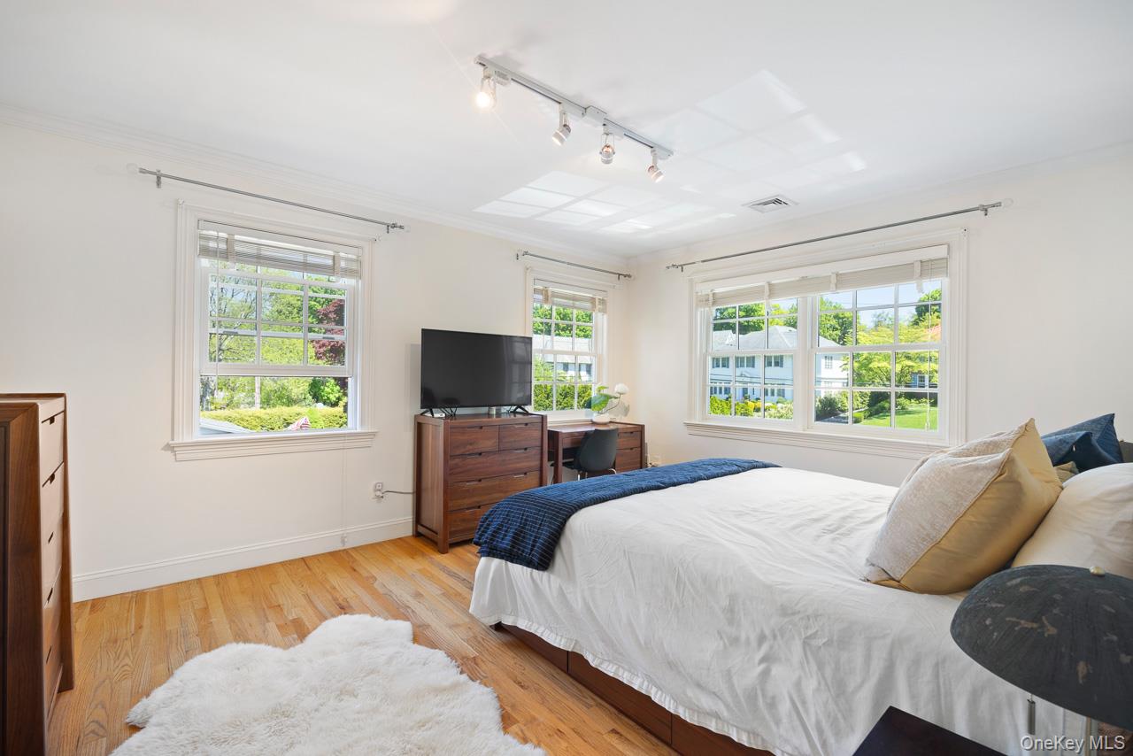 11 School Lane, Scarsdale, NY 10583