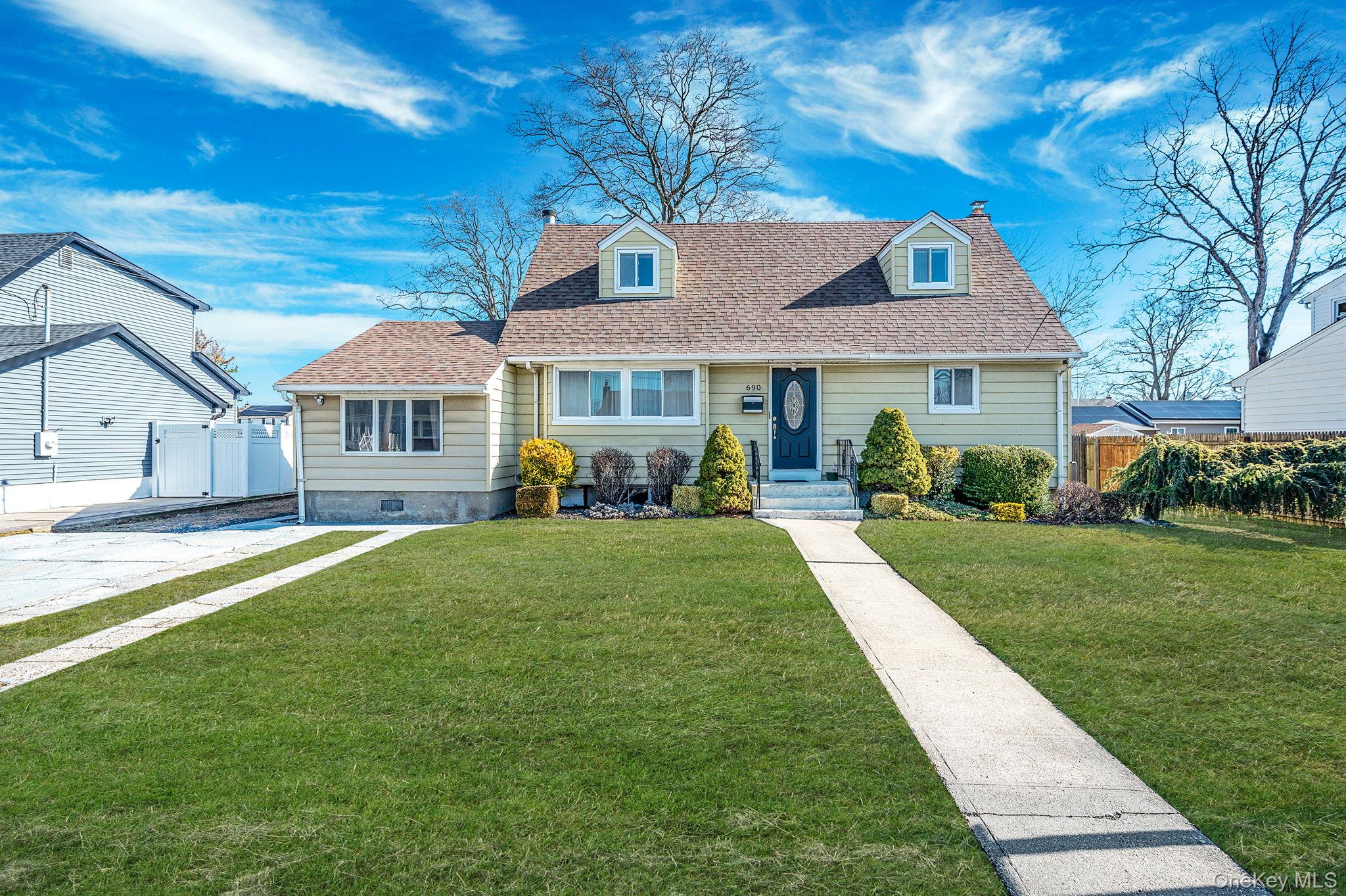 690 N Delaware Avenue, Lindenhurst, NY 11757