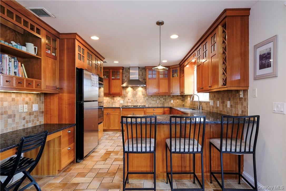 38 Shadow Lane, Larchmont, NY 10538