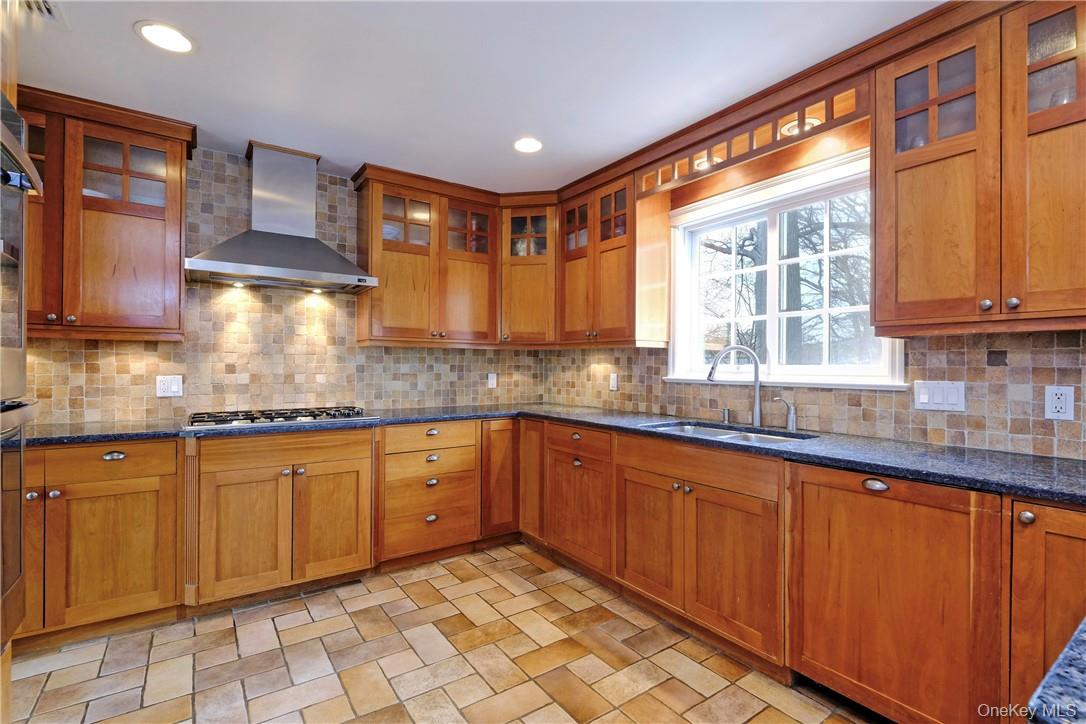 38 Shadow Lane, Larchmont, NY 10538